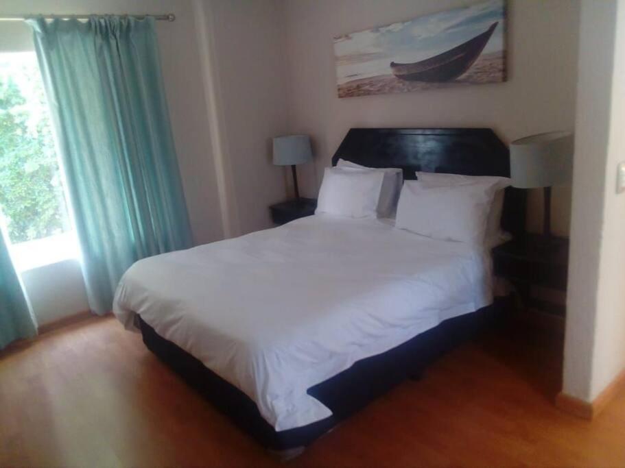 Daisy St -One Bedroom Apartment Йоханнесбург Экстерьер фото