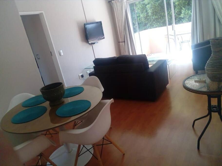 Daisy St -One Bedroom Apartment Йоханнесбург Экстерьер фото