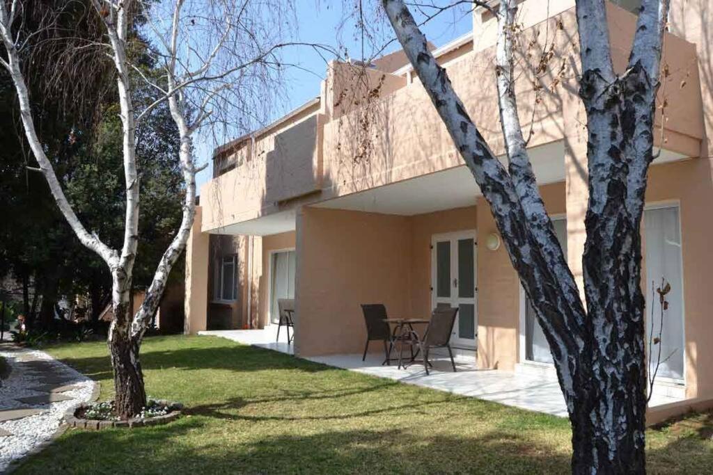 Daisy St -One Bedroom Apartment Йоханнесбург Экстерьер фото