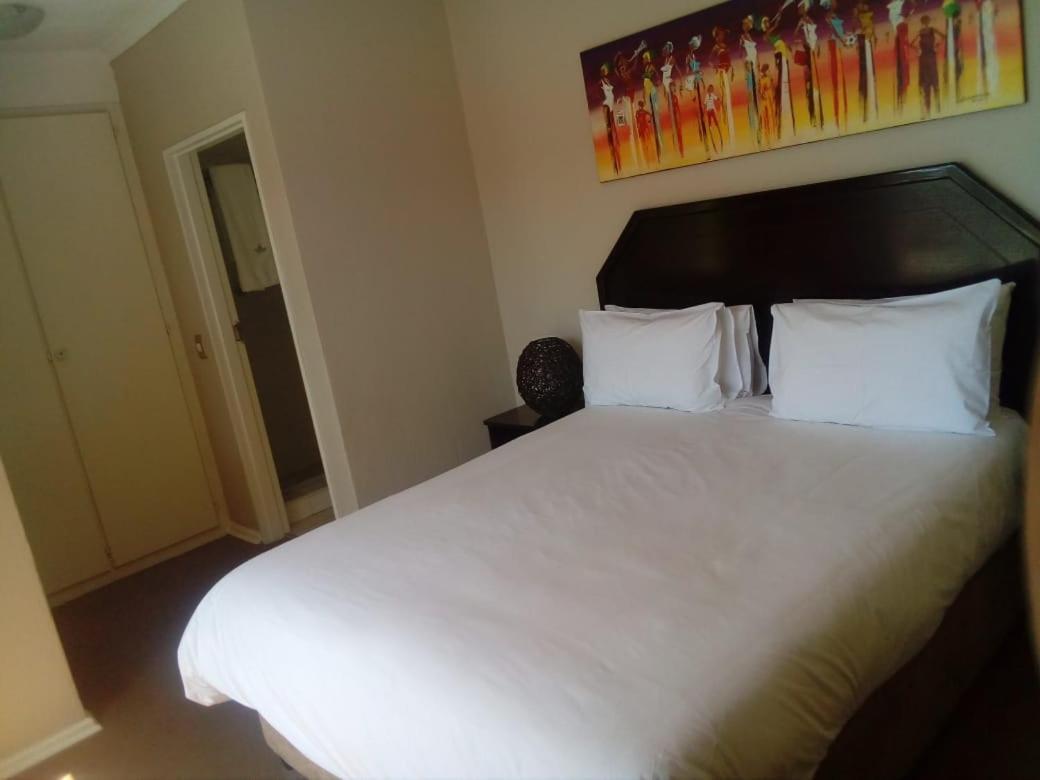 Daisy Street Suites -1 Bedroom Apartments Йоханнесбург Экстерьер фото